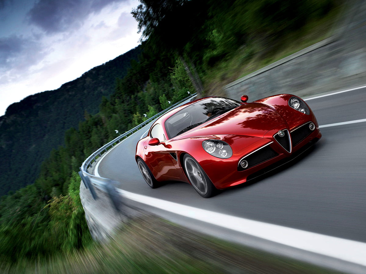 Червоний Alfa Romeo водіння по дорозі - шпалери на телефон 1600x1200