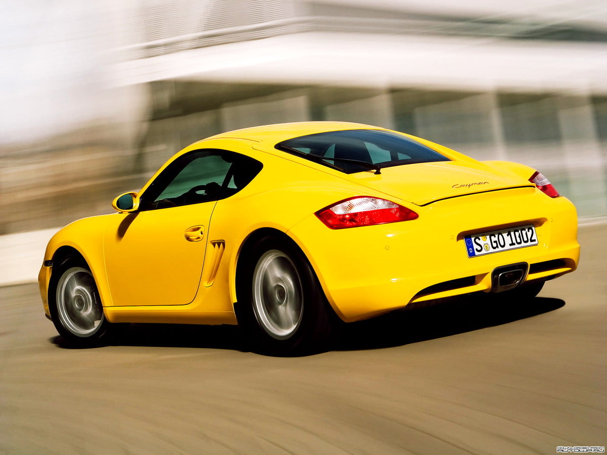 2048x1536 заставка для робочого столу — жовті та червоні іграшки Porsche на дорозі