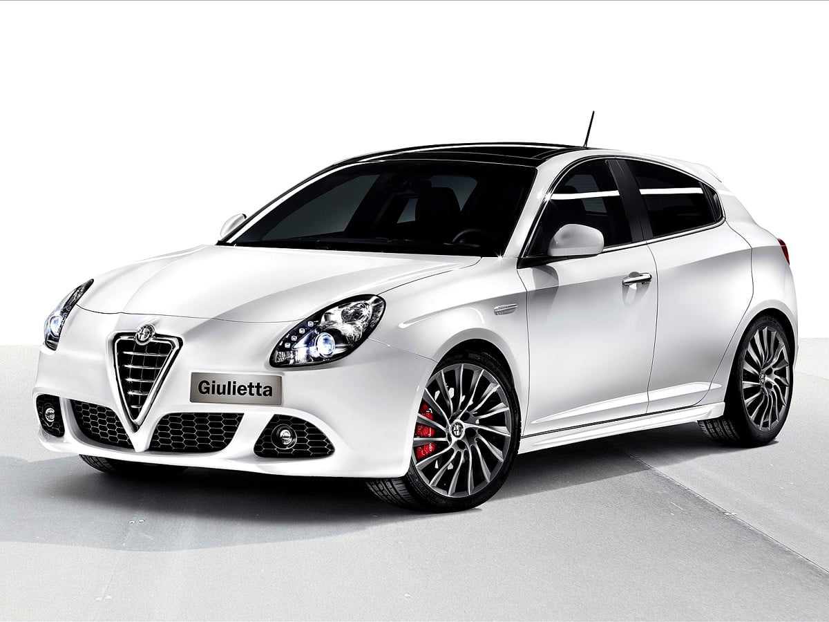 Шпалери : Alfa Romeo припаркований на стоянці 1600x1200