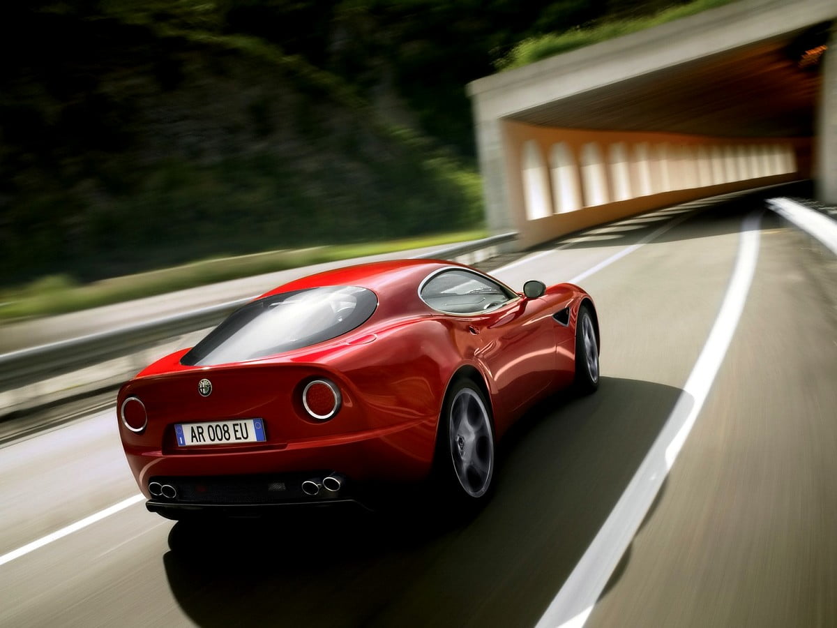 Червоний Alfa Romeo на дорозі : заставка на телефон