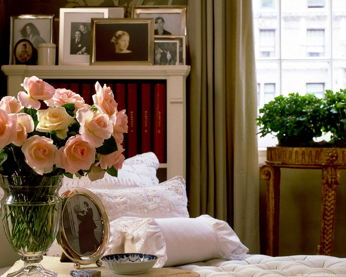 Спальня з вазою з квітами на столі / HD заставка на робочий стіл
