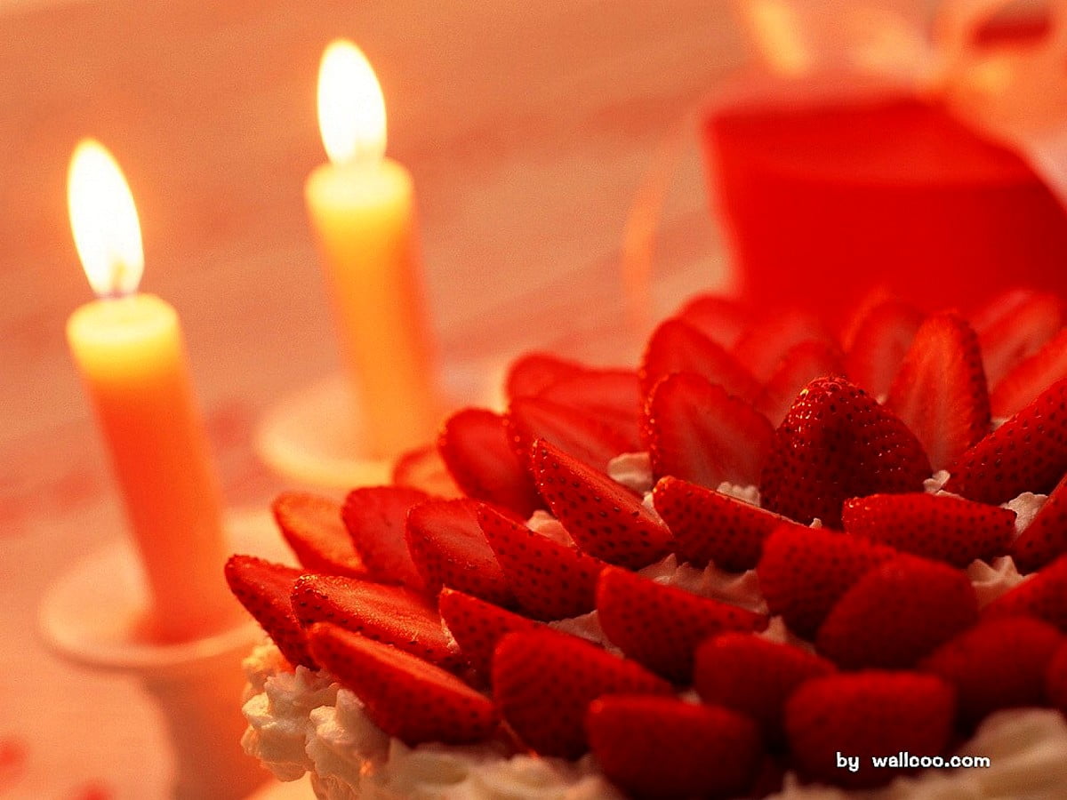 Тарілка іменинний торт із запаленими свічками : безкоштовні заставка на робочий стіл